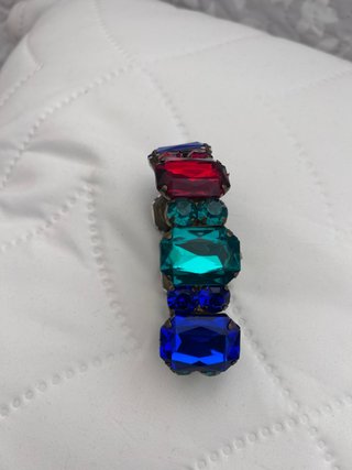 Pulsera de bisutería con piedras de colores