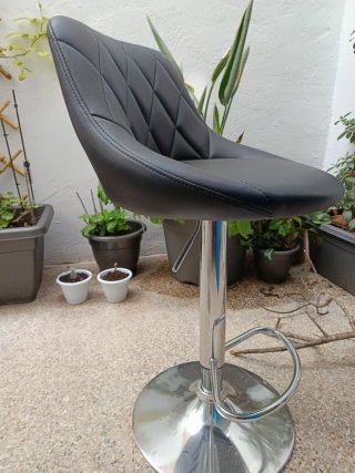 Taburete alto negro con base metálica