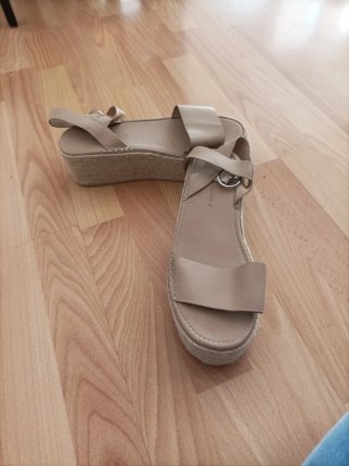 Sandalias de cuña beige