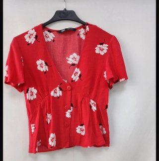 Blusa roja con estampado floral Zara