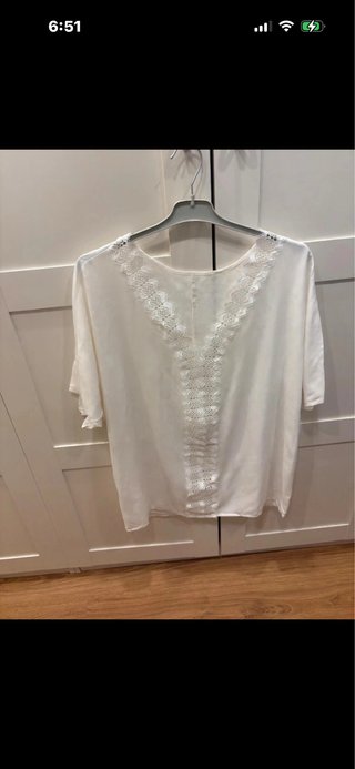 Blusa blanca con detalle de encaje