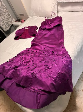 Vestido de fiesta morado con torera