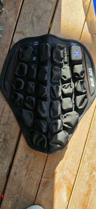 Sobre asiento de moto inflable manual.