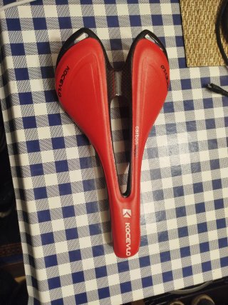 Sillín de Carbono KOCEVLO Rojo