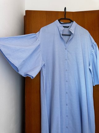 Vestido Azul con Mangas Acampanadas