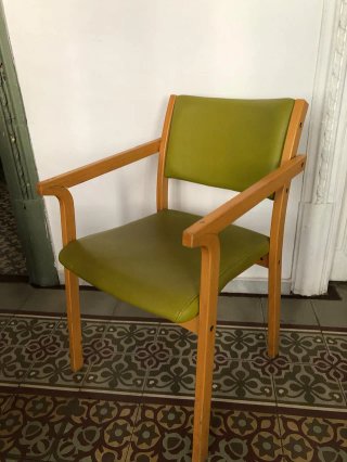 2 sillas de madera con tapizado verde