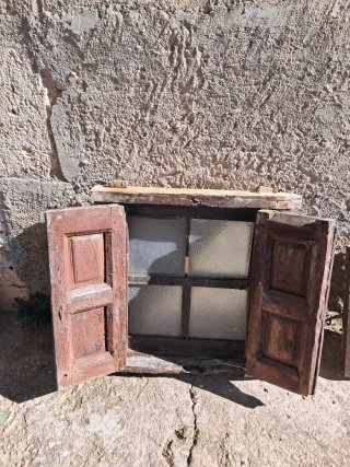 Ventana Antigua de Madera con Contraventanas