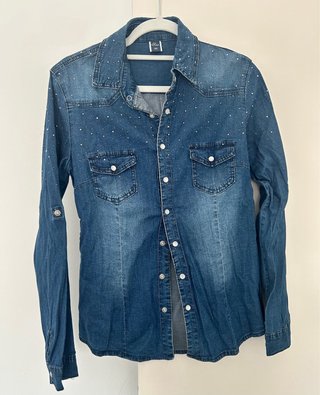 Camisa vaquera azul con detalles