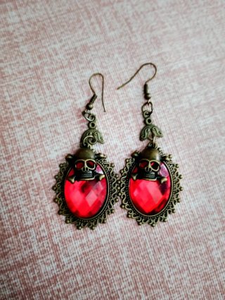Pendientes Góticos con Calavera y Piedra Roja