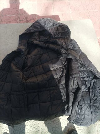 Chaqueta acolchada negra con capucha