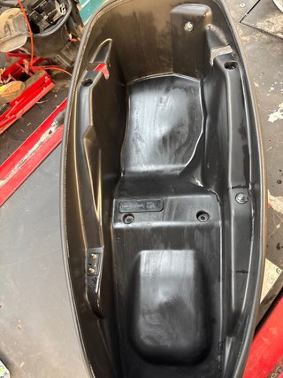 Hueco bajo asiento Kymco DTX 360 125 2023