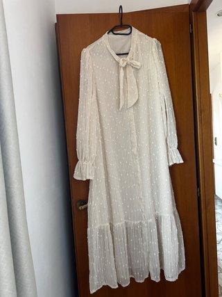 Vestido midi beige con lazada