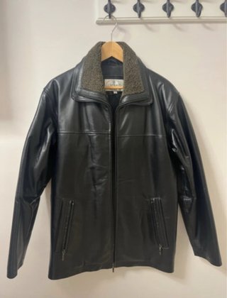 Chaqueta de piel negra