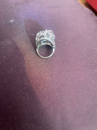 Anillo Plateado con Pedrería