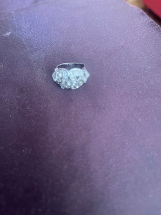 Anillo plateado con pedrería