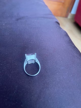 Anillo con piedra central
