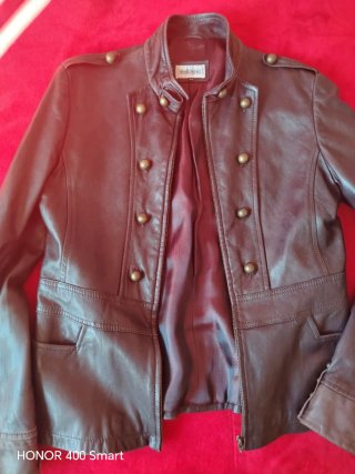 Cazadora de piel estilo militar.