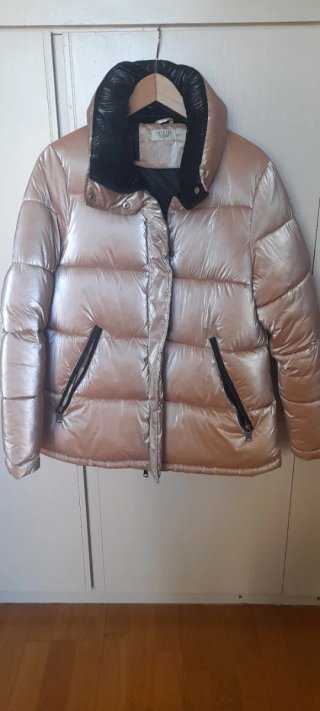 Chaquetón de plumas beige
