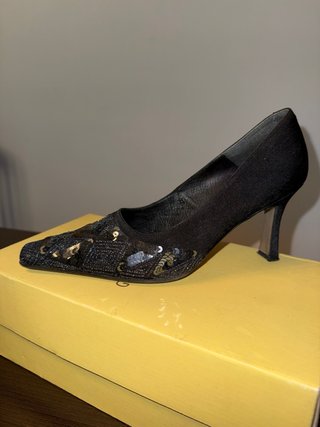 Zapatos de tacón negros con lentejuelas
