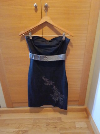 Vestido palabra de honor negro y plata
