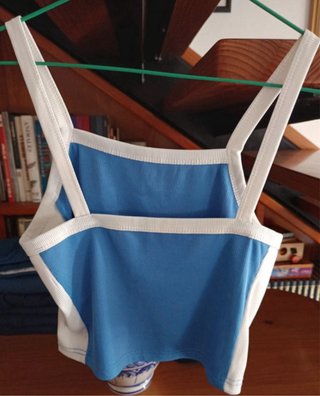 Camisa de tirantes azul y blanca
