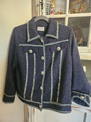 Chaqueta azul con detalles texturizados