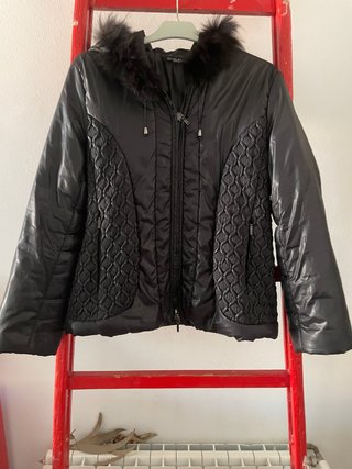 Anorak Negro con Capucha y Pelo
