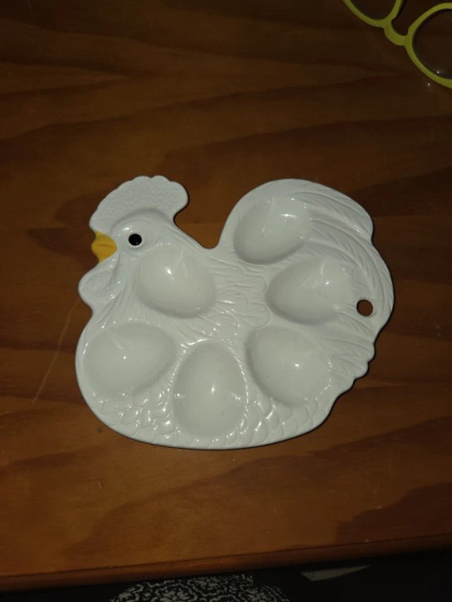 Huevera de cerámica con forma de gallina