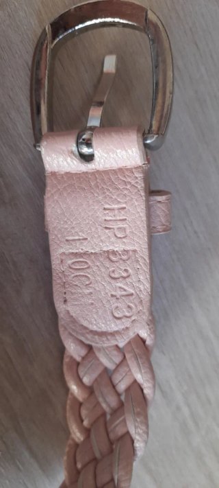 Cinturón rosa con Hebilla plateada.