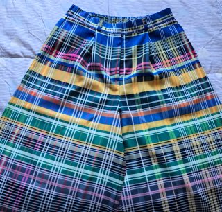 Pantalón de cuadros.