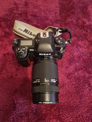 Cámara Analógica Nikon F100 con Objetivo