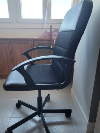 Silla de ordenador ergonómica negra