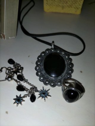 Lote de bisutería: colgante, anillo y pulsera