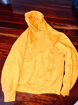 Sudadera con capucha amarilla
