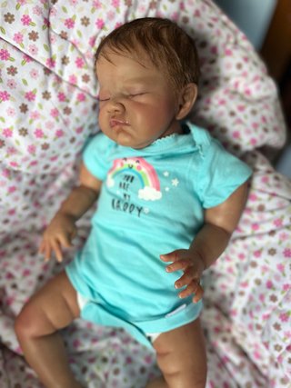 Bebé Reborn con pelo castaño, moreno
