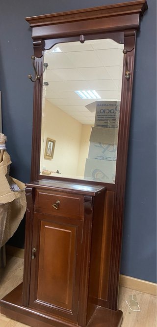 Mueble de entrada con espejo y perchero