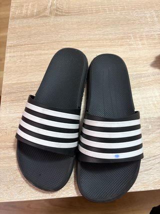 Chanclas Negras y Blancas