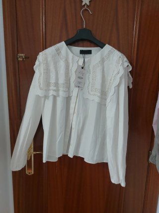 Blusa blanca Zara con cuello bordado