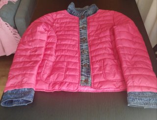 Cazadora de plumas rosa con detalles vaqueros