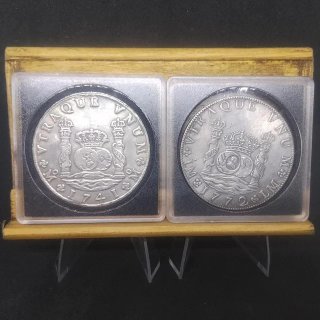 2 MONEDAS DE 8 REALES (1741 Y 1772) + EXPOSITOR