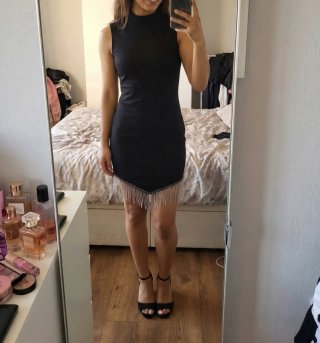 Vestido negro ajustado con flecos pedrería