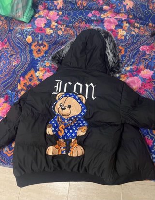 Chaqueta Negra con Estampado de Oso