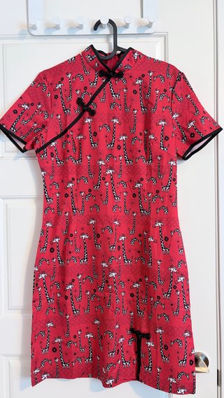 Vestido Qipao Rojo con Estampado de Jirafas