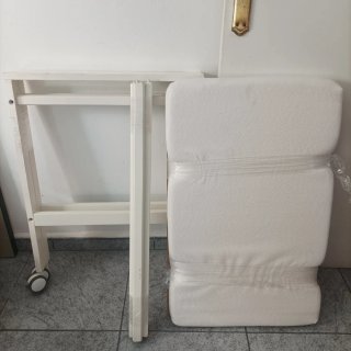 Cuna de bebé blanca con ruedas