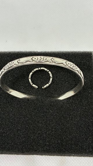 Brazalete y anillo con motivos de peces