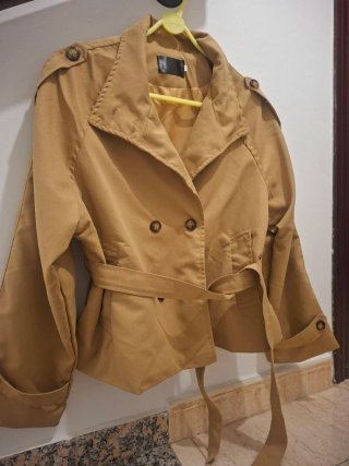 Chaqueta corta de gabardina beige