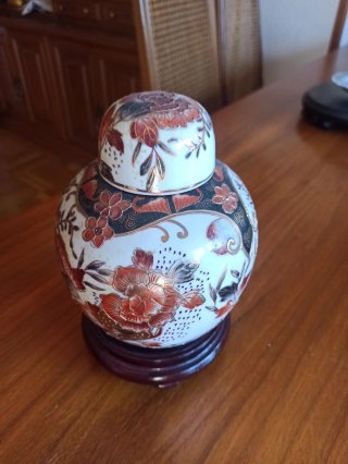 Urna de Porcelana Decorada con peana