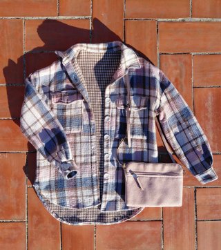Sobrecamisa de cuadros y bolso