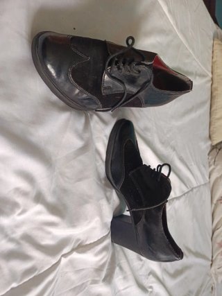 Zapatos de tacón negros, con cordones