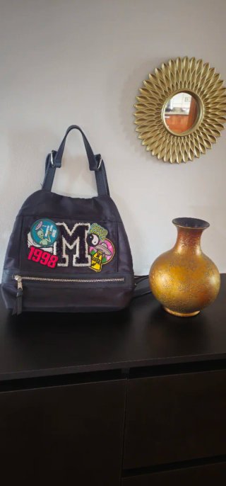 Mochila Negra con Parches